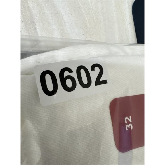 Levi’s Women's 32 Mid Length Midrise Denim Shorts Stretch Off White NWT 0602 - Picture 13 of 13